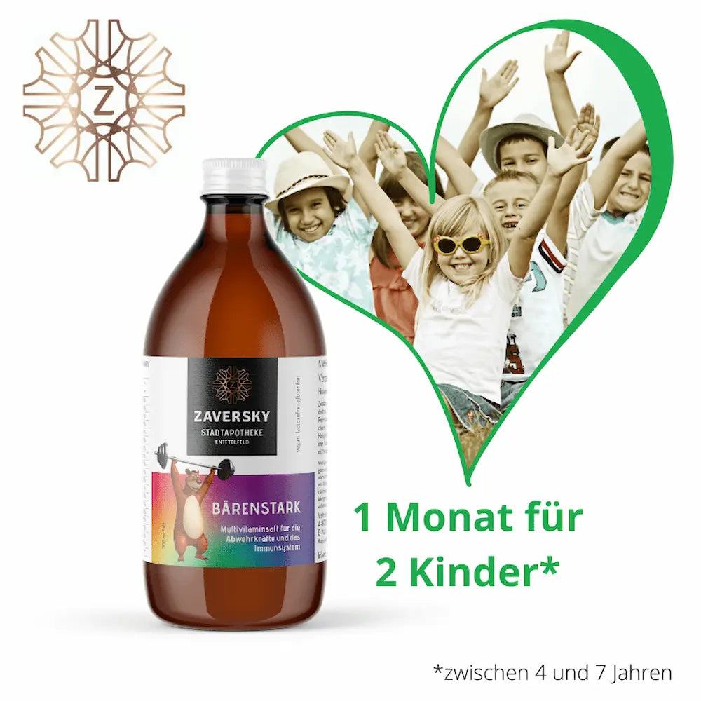 Bärenstark Multivitaminsaft in brauner Glasflasche der Stadtapotheke Zaversky, daneben fröhliche Kinder mit Hinweis „1 Monat für 2 Kinder“