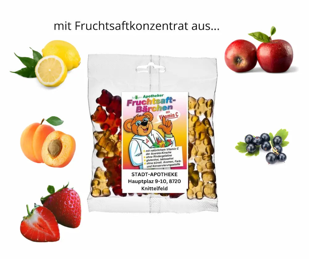 Apotheker Fruchtsaft-Bärchen mit Vitamin C im Beutel der Stadt-Apotheke Knittelfeld, umgeben von Zitrone, Apfel, Marille, Erdbeere und Johannisbeere