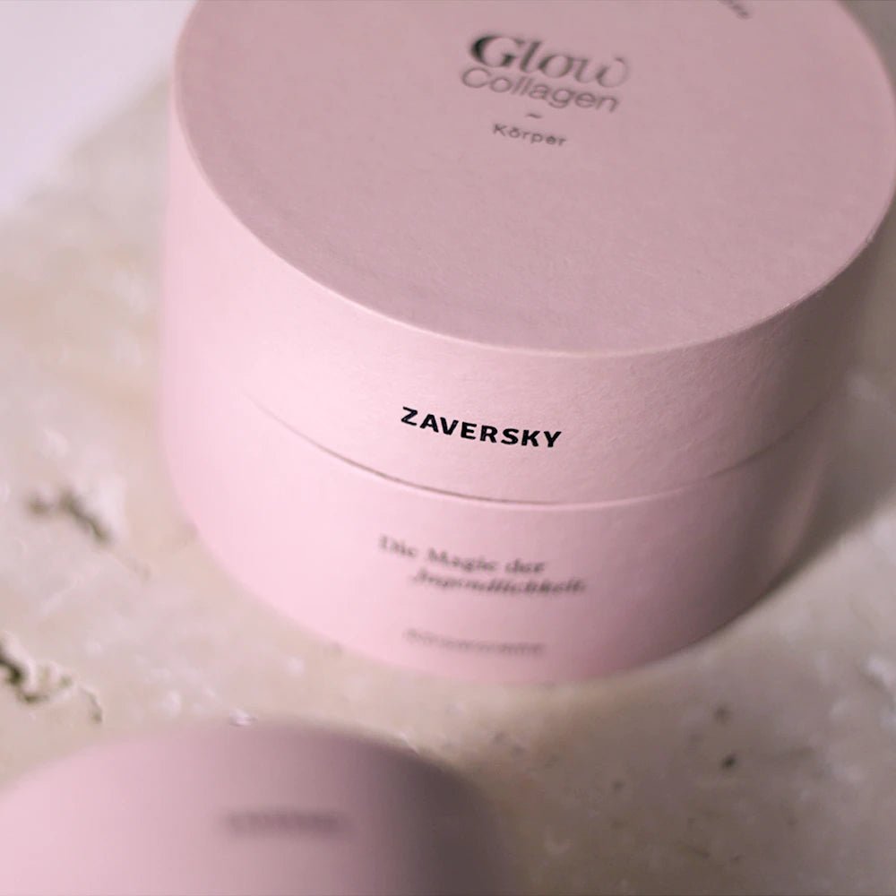Rosa Tiegel Zaversky Glow Collagen Körper mit Aufschrift „Die Magie der Jugendlichkeit“ in Nahaufnahme von schräg oben