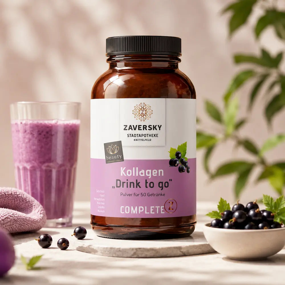 Zaversky Kollagen Drink to go Pulver in brauner Flasche, daneben violettes Getränk im Glas und schwarze Johannisbeeren