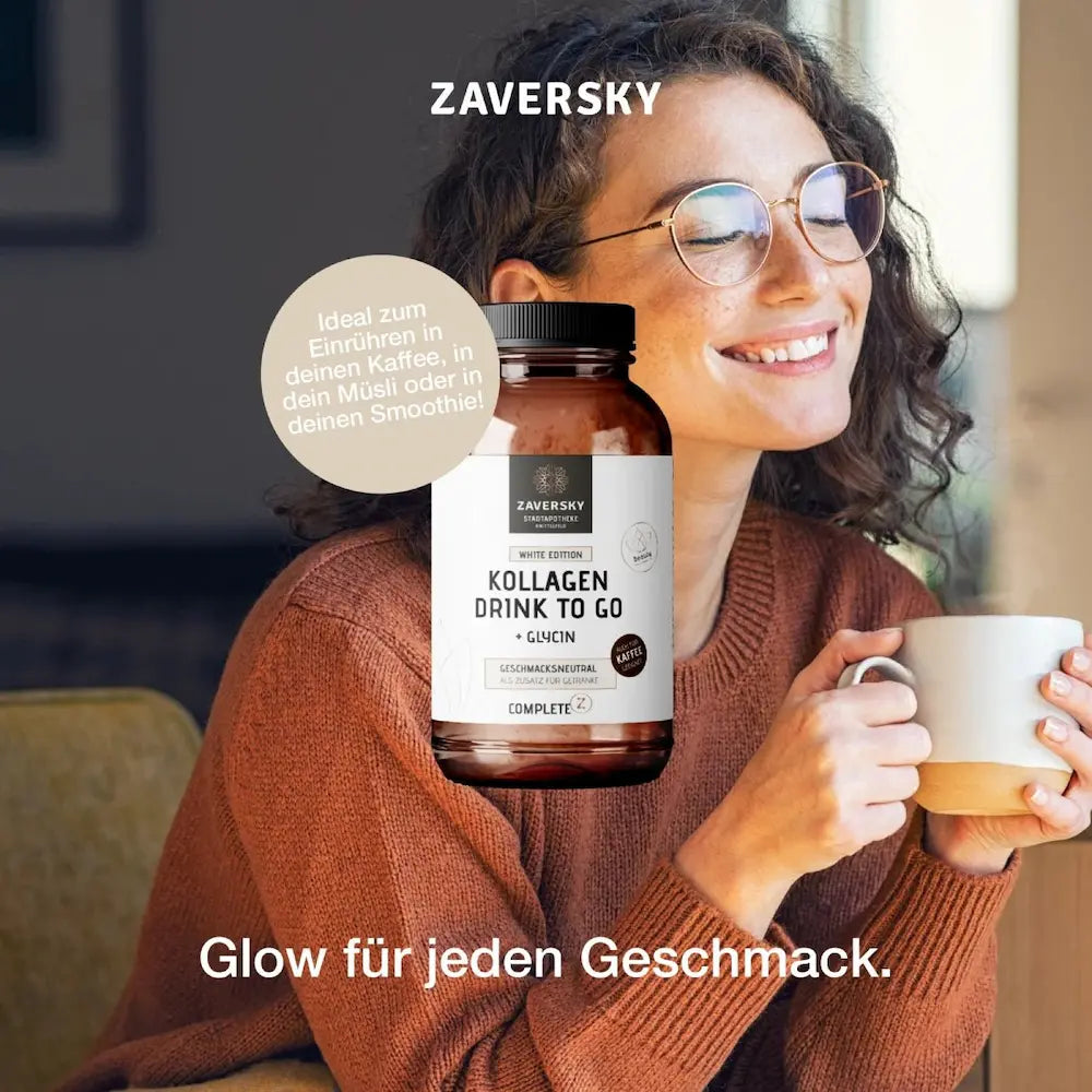 Zaversky Kollagen Drink to Go White Edition mit Glycin, geschmacksneutral, neben lächelnder Frau mit Tasse