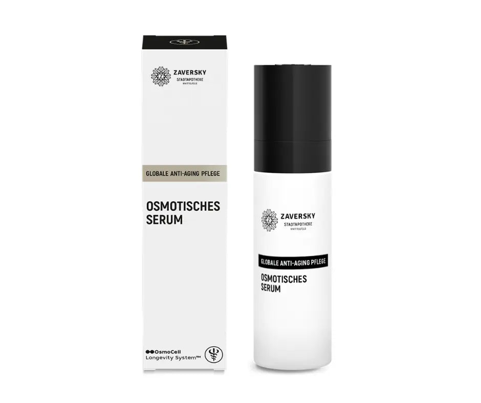 Zaversky Stadtapotheke Osmotisches Serum in weißer Spenderflasche mit schwarzem Pumpkopf neben passender Faltschachtel, globale Anti-Aging Pflege