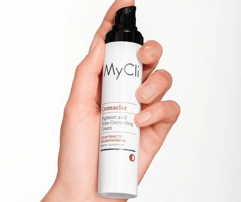 Hand hält weiße MyCli Cromaclear Spenderflasche mit schwarzem Pumpkopf, Aufschrift Pigment and Tone Correcting Cream