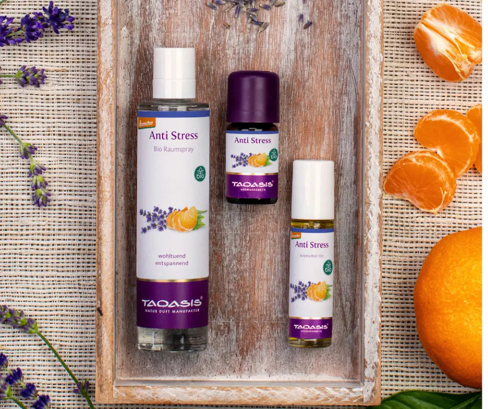 Taoasis Anti Stress Set mit Bio Raumspray, Ätherischem Öl und Aroma Roll-On auf Holztablett, dekoriert mit Lavendel und Mandarinen