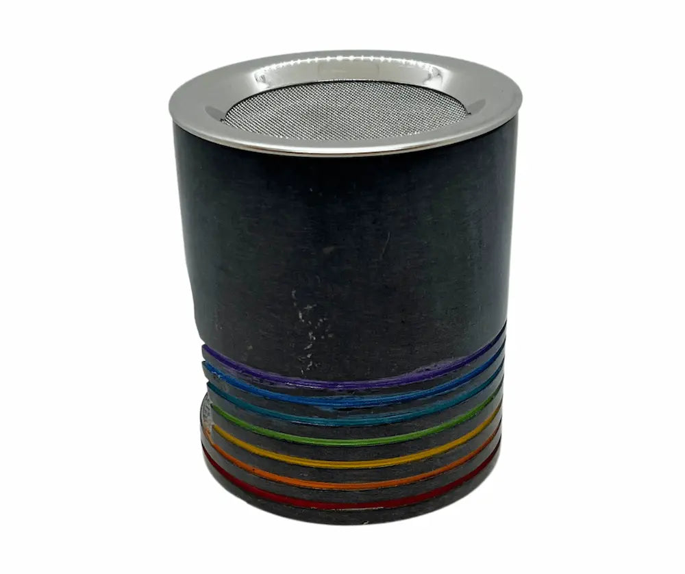 Zylindrischer Weihrauchbrenner aus dunklem Speckstein mit Metallsieb und silbernem Rand, unten mit Ringen in Regenbogen-Chakrafarben