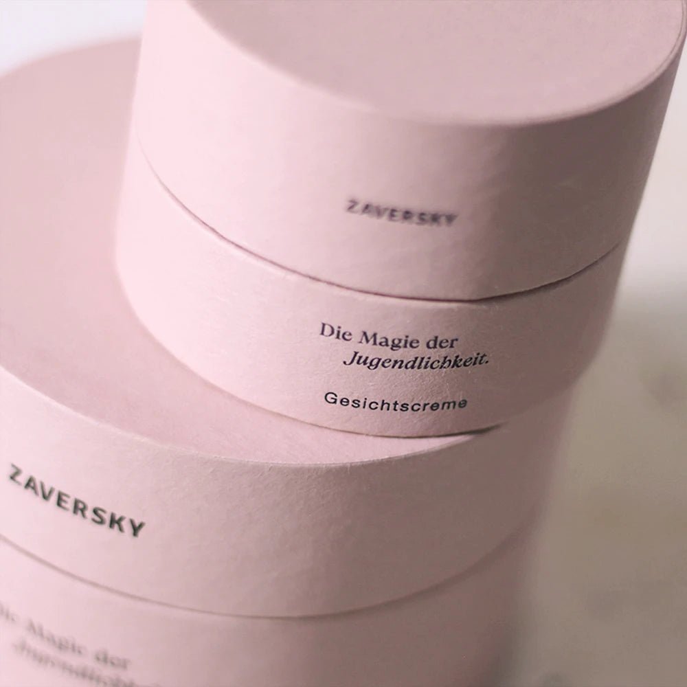 Zwei gestapelte rosafarbene Zaversky Verpackungen der Gesichtscreme mit Aufschrift „Die Magie der Jugendlichkeit“ in Nahaufnahme.