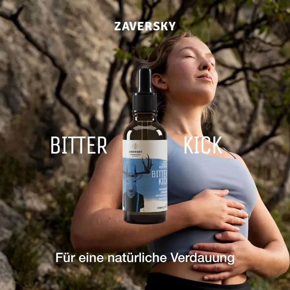 Zaversky Bitter Kick Tropfenflasche aus Braunglas mit schwarzer Pipette vor einer Frau in Sportkleidung in der Natur