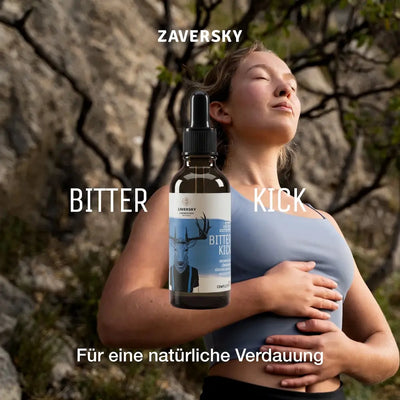 Zaversky Bitter Kick Tropfenflasche aus Braunglas mit schwarzer Pipette vor einer Frau in Sportkleidung in der Natur