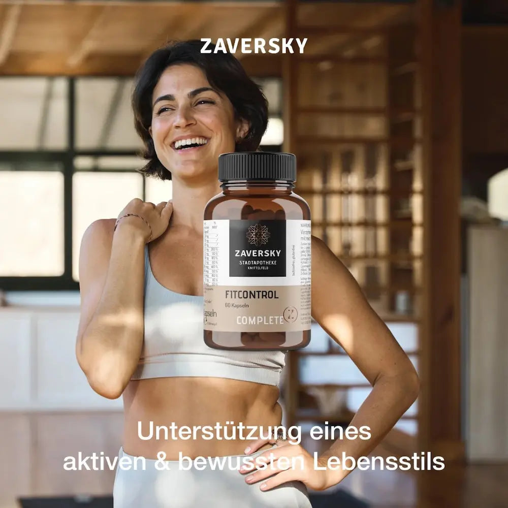 Zaversky FITCONTROL Complete mit 60 Kapseln in brauner Dose vor lachender Frau in heller Sportkleidung, Lifestyle-Motiv