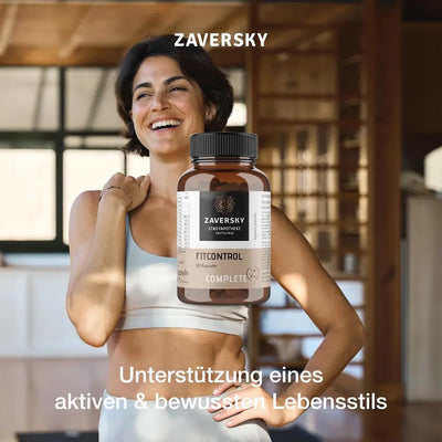 Zaversky FITCONTROL Complete mit 60 Kapseln in brauner Dose vor lachender Frau in heller Sportkleidung, Lifestyle-Motiv