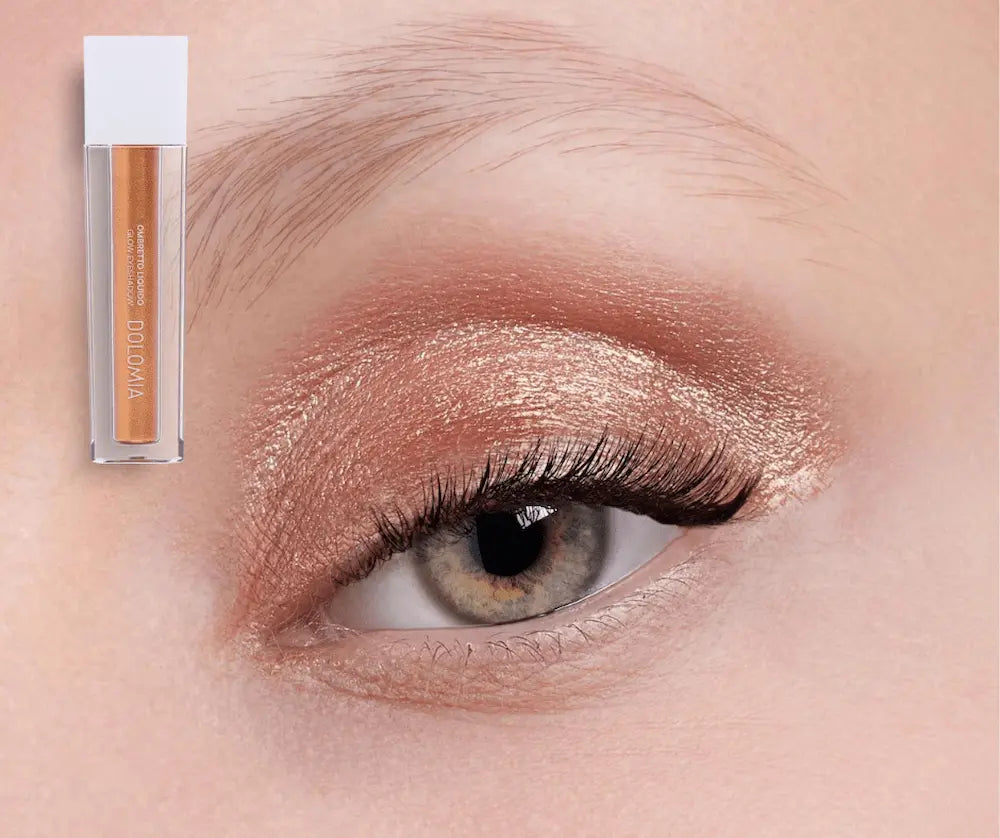 Flüssiger Glow Eyeshadow Dolomia in Kupferton neben geschminktem Auge mit schimmerndem Lidschatten-Look