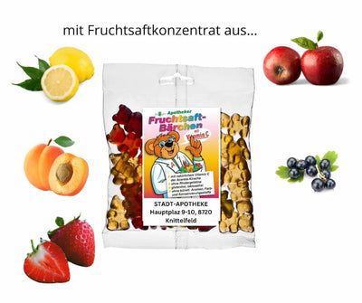 Apotheker Fruchtsaft-Bärchen mit Vitamin C im Beutel der Stadt-Apotheke Knittelfeld, umgeben von Zitrone, Apfel, Marille, Erdbeere und Johannisbeere