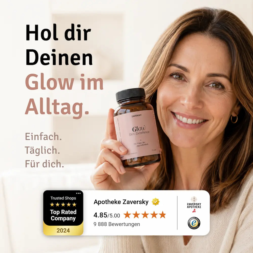 Lächelnde Frau hält Glow Skin Excellence von Zaversky in Braunglasflasche mit Text „Hol dir Deinen Glow im Alltag“ und Trusted Shops Bewertung.
