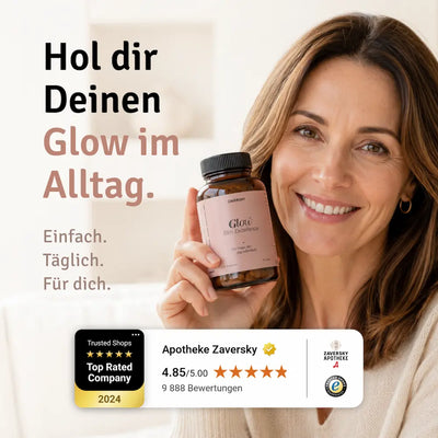 Lächelnde Frau hält Glow Skin Excellence von Zaversky in Braunglasflasche mit Text „Hol dir Deinen Glow im Alltag“ und Trusted Shops Bewertung.