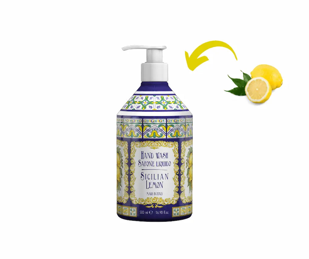 Flüssige Handseife Sicilian Lemon im 500 ml Pumpspender mit blau-gelbem Majolika-Dekor, daneben frische Zitronen mit Blatt