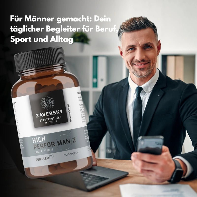 Braune Kapselflasche Zaversky High Performanz Only for Men mit 90 Kapseln vor Mann im Anzug am Schreibtisch