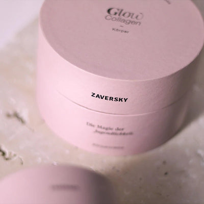 Rosa Tiegel Zaversky Glow Collagen Körper mit Aufschrift „Die Magie der Jugendlichkeit“ in Nahaufnahme von schräg oben