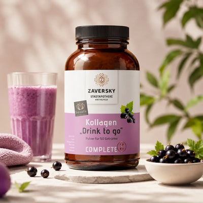 Zaversky Kollagen Drink to go Pulver in brauner Flasche, daneben violettes Getränk im Glas und schwarze Johannisbeeren