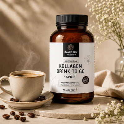 Zaversky Kollagen Drink to go White Edition in brauner Flasche mit weißem Etikett, daneben dampfende Kaffeetasse und Kaffeebohnen