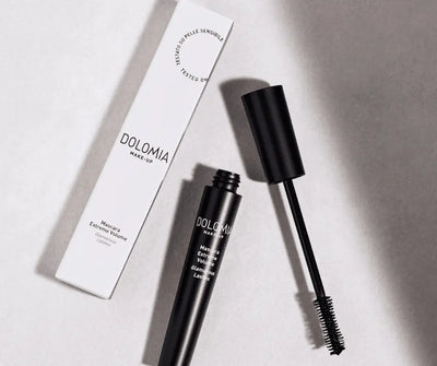 Dolomia Make-Up Mascara Extreme Volume Glamorous Lashes in schwarzer Tube mit geöffnetem Applikator neben weißer Verpackung