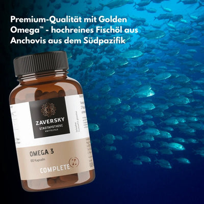Zaversky Omega 3 Complete mit 60 Kapseln in brauner Dose vor Fischschwarm im Meer, Hinweis auf Premium-Qualität mit Golden Omega aus Anchovis