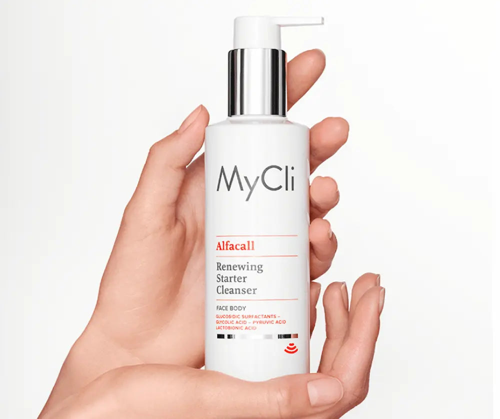 Weißer Pumpspender MyCli Alfacall Renewing Starter Cleanser für Face Body, von zwei Händen gehalten, Vorderansicht