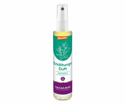 Taoasis Erkältungs Duft Raumspray in transparenter Sprühflasche mit weißem Sprühkopf, grünem Etikett mit Kräuterillustration und Demeter-Bio-Siegel