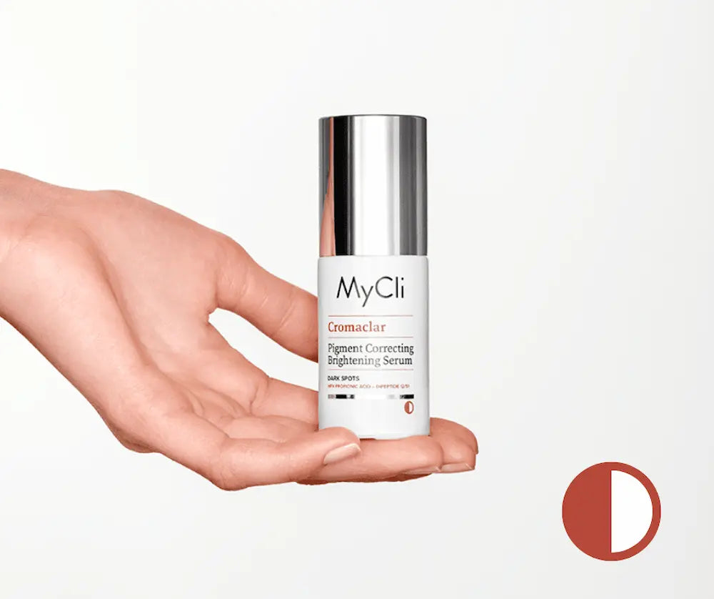 Hand hält weiße MyCli Cromaclar Pigment Correcting Brightening Serum Pumpflasche mit silberner Kappe vor hellem Hintergrund