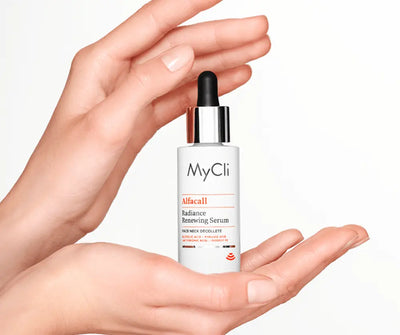 MyCli Alfacall Radiance Renewing Serum in weißer Tropfenflasche mit schwarzer Pipette, gehalten von zwei Händen vor hellem Hintergrund.