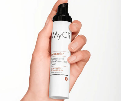 Hand hält weiße MyCli Cromaclear Spenderflasche mit schwarzem Pumpkopf, Aufschrift Pigment and Tone Correcting Cream