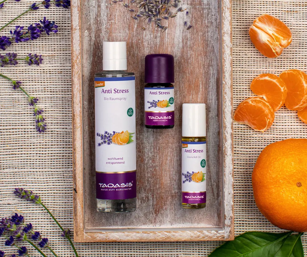 Taoasis Anti Stress Set mit Bio Raumspray, ätherischem Öl und Aroma Roll-On auf Holztablett mit Lavendel und Mandarinen