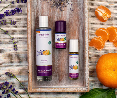 Taoasis Anti Stress Set mit Bio Raumspray, ätherischem Öl und Aroma Roll-On auf Holztablett mit Lavendel und Mandarinen