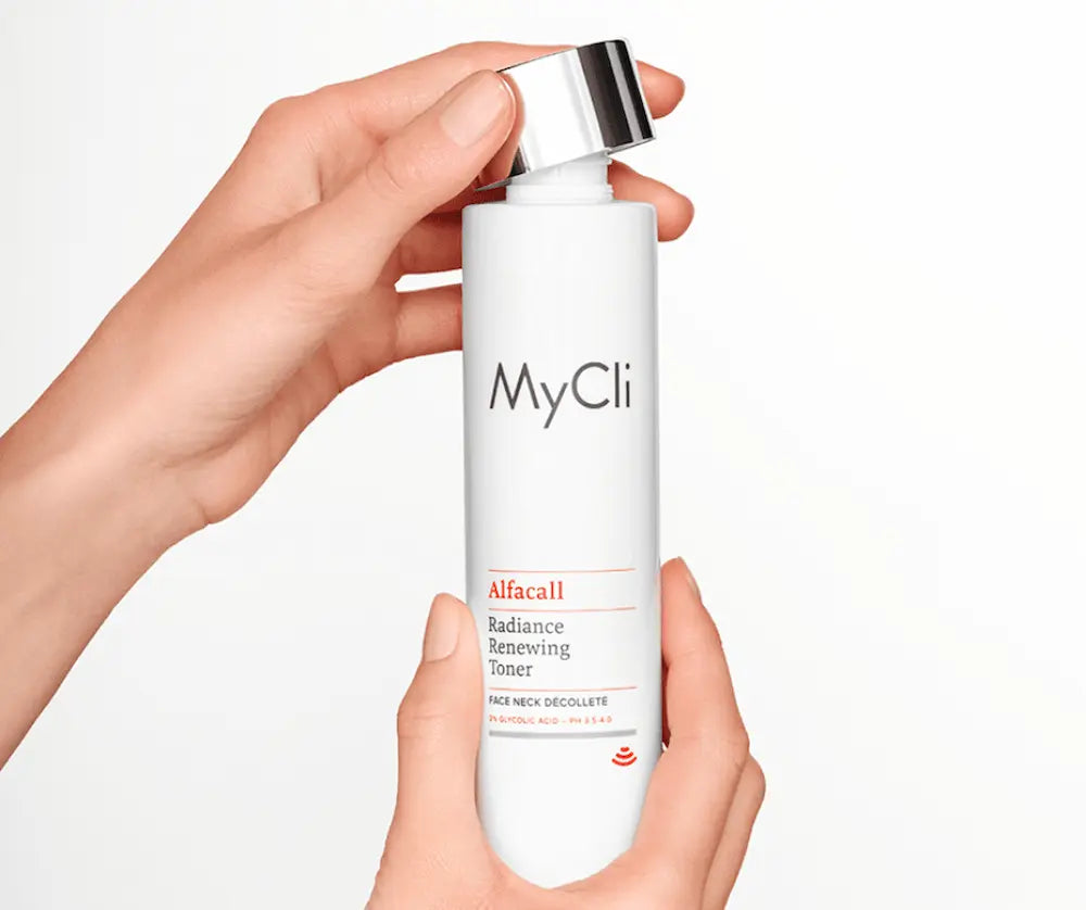 Hände halten weiße MyCli Alfacall Radiance Renewing Toner Flasche mit silbernem Deckel für Gesicht, Hals und Dekolleté.
