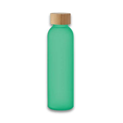 Trinkflasche aus mattiertem grünem Glas mit Schraubverschluss aus Holz, schlanke zylindrische Form, freigestellt fotografiert.