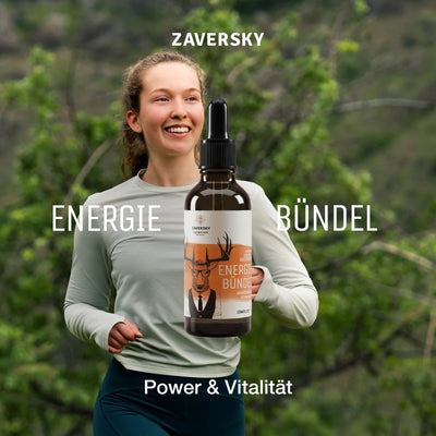 Zaversky Energie Bündel Tropfenflasche aus Braunglas vor laufender Frau in Natur, mit Hirsch-Etikett und Schriftzug Power & Vitalität