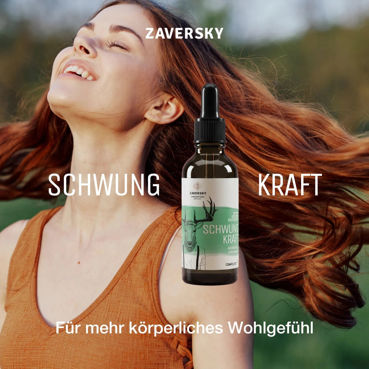 Zaversky Schwung Kraft Tropfenflasche aus Braunglas mit Hirsch-Etikett vor lächelnder Frau mit wehendem Haar, Schriftzug „Für mehr körperliches Wohlgefühl"