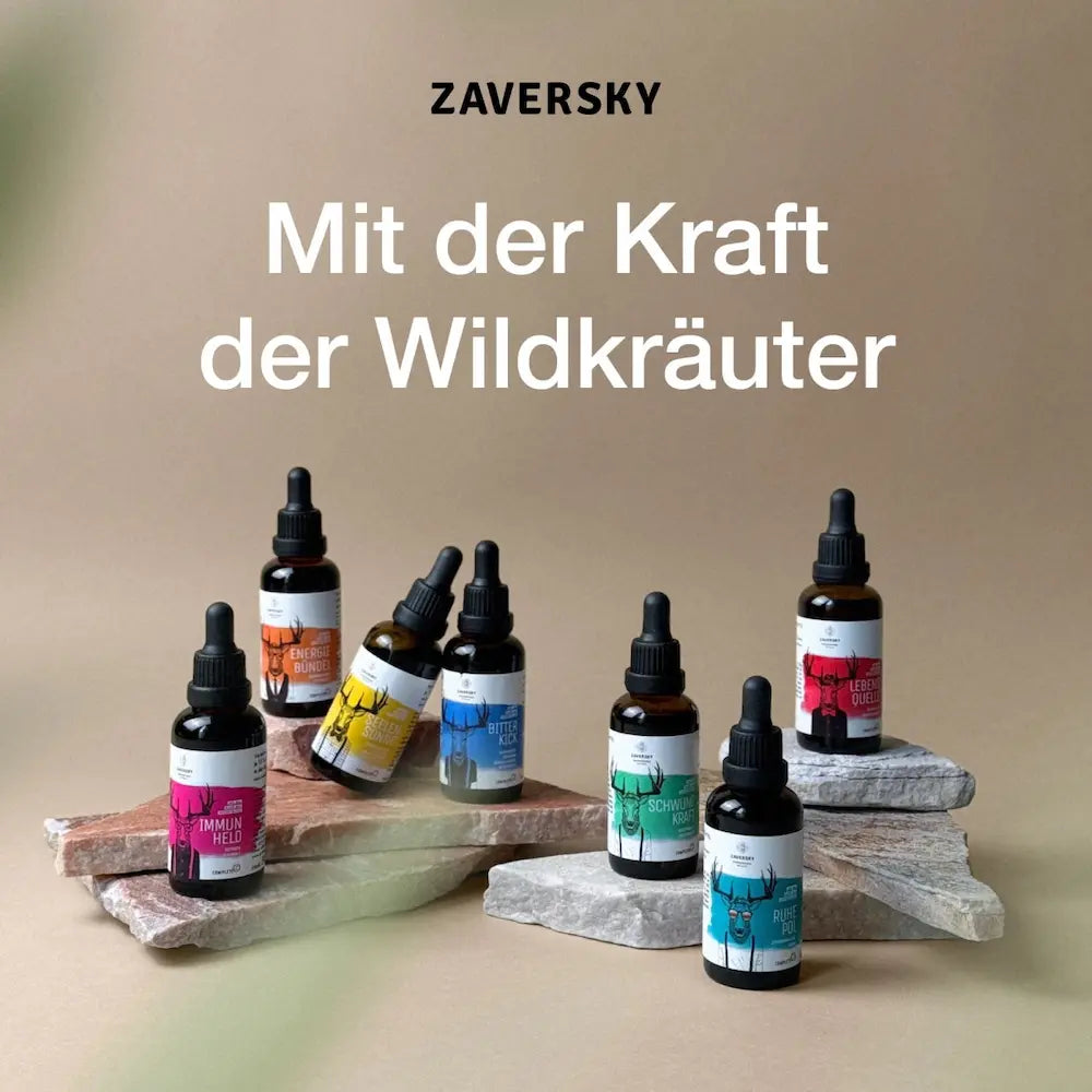 Sieben braune Tropfenflaschen mit bunten Etiketten und Hirsch-Motiv auf Steinplatten, Schriftzug Zaversky „Mit der Kraft der Wildkräuter"