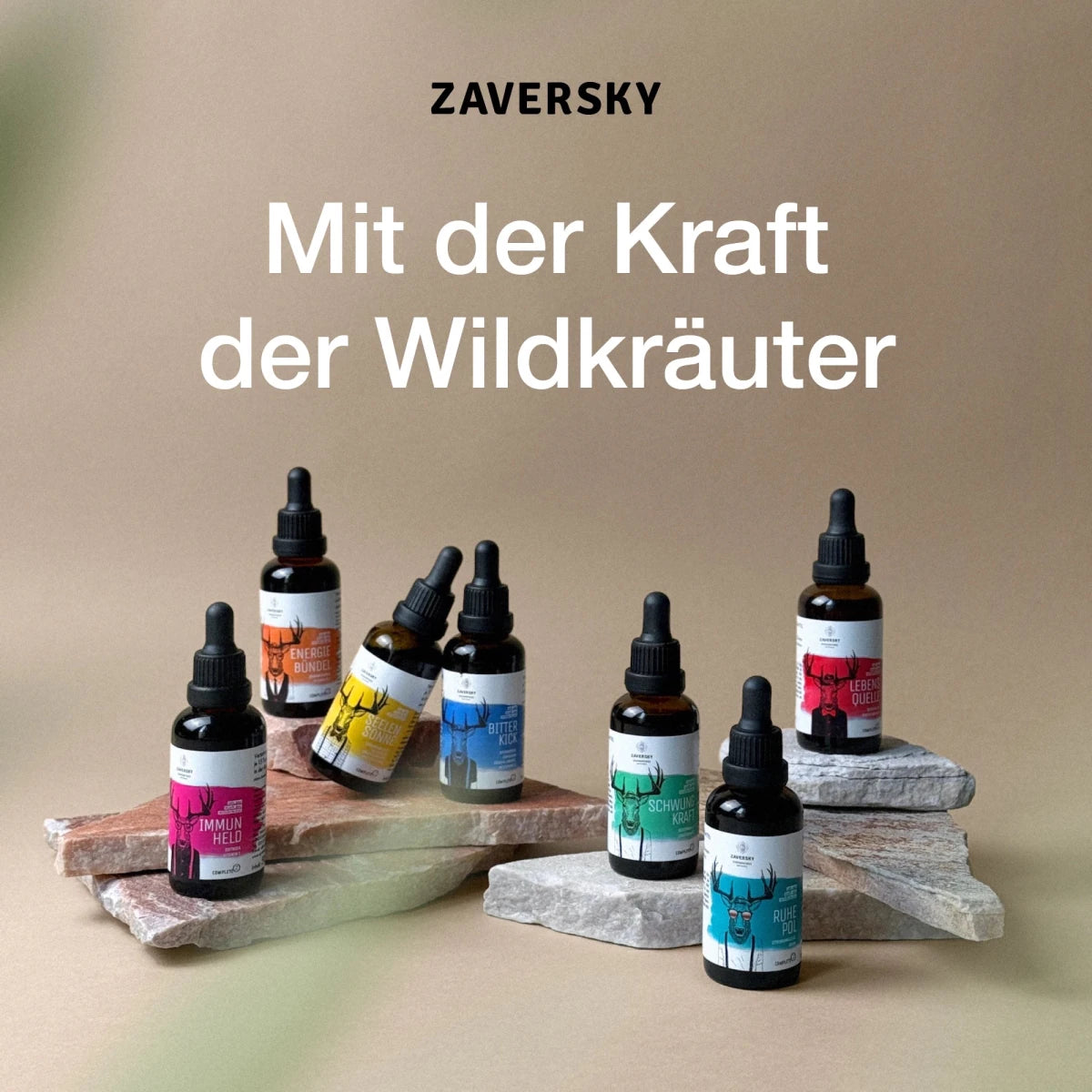 Sieben Zaversky Wildkräuter-Tropfenflaschen aus Braunglas mit bunten Etiketten auf Steinplatten, Schriftzug „Mit der Kraft der Wildkräuter"